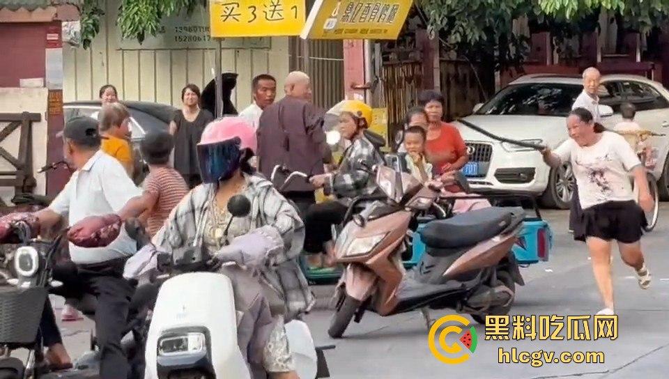 福建漳州海澄，女子不买水果被老太婆骂，结果碰到狠人，街上追着打！-9
