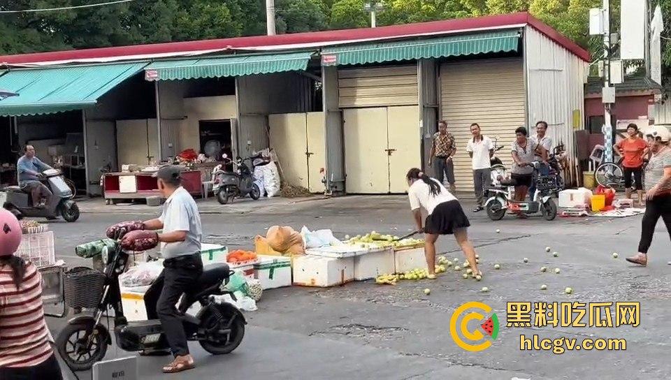 福建漳州海澄，女子不买水果被老太婆骂，结果碰到狠人，街上追着打！-12