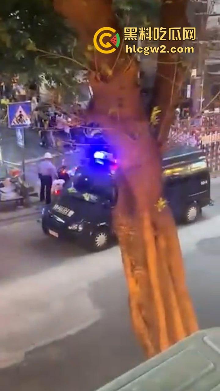 这不是拍戏！广州南沙一男子情绪失控街头挥刀砍人又割喉 被害人当场盖布 好吓人！-3