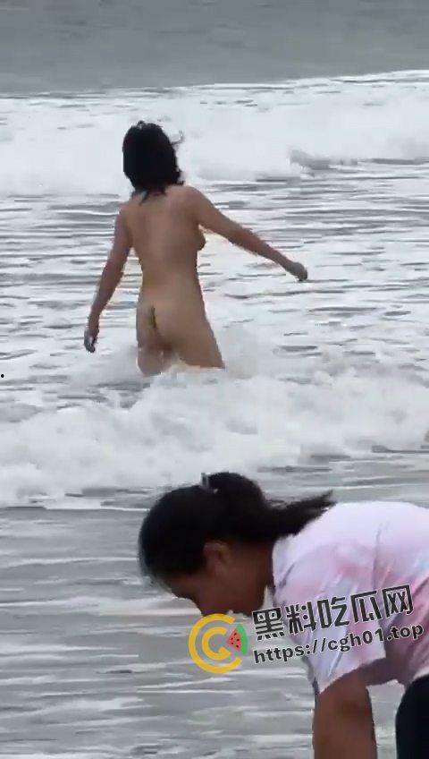 三亚沙滩裸体女郎原视频！当着小孩得面三点尽露 大胆拍照 鲍鱼泡海水 越泡越肥美啊-5