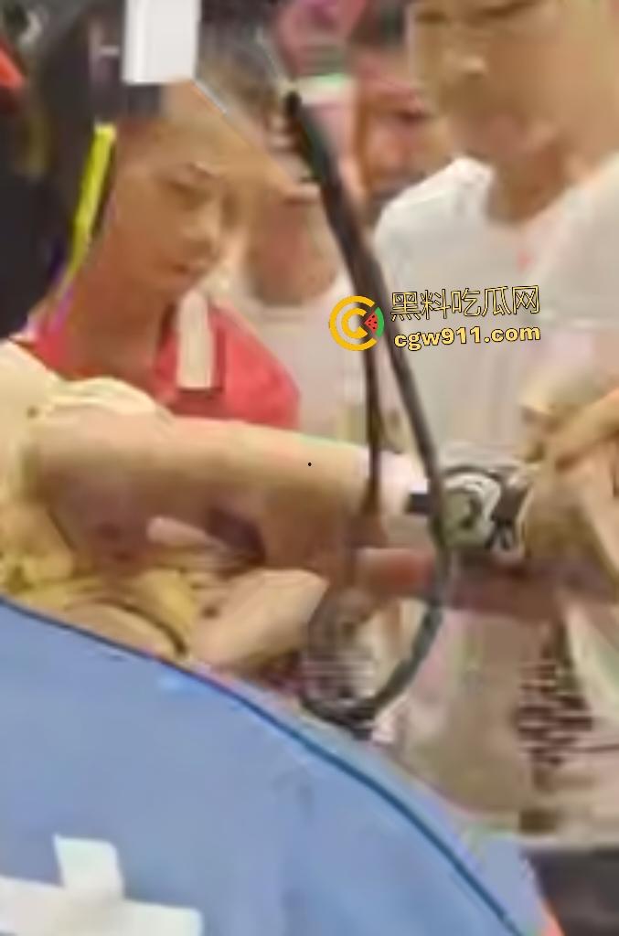 广西梧州小孩贪玩翻栏杆铁尖直穿小腿，血肉模糊挂半空，围观群众消防齐心救命，小孩一声不吭痛晕！-2