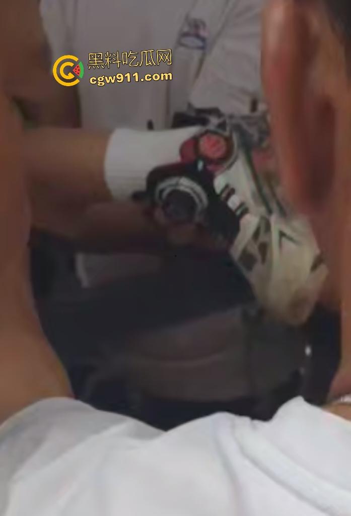 广西梧州小孩贪玩翻栏杆铁尖直穿小腿，血肉模糊挂半空，围观群众消防齐心救命，小孩一声不吭痛晕！-6