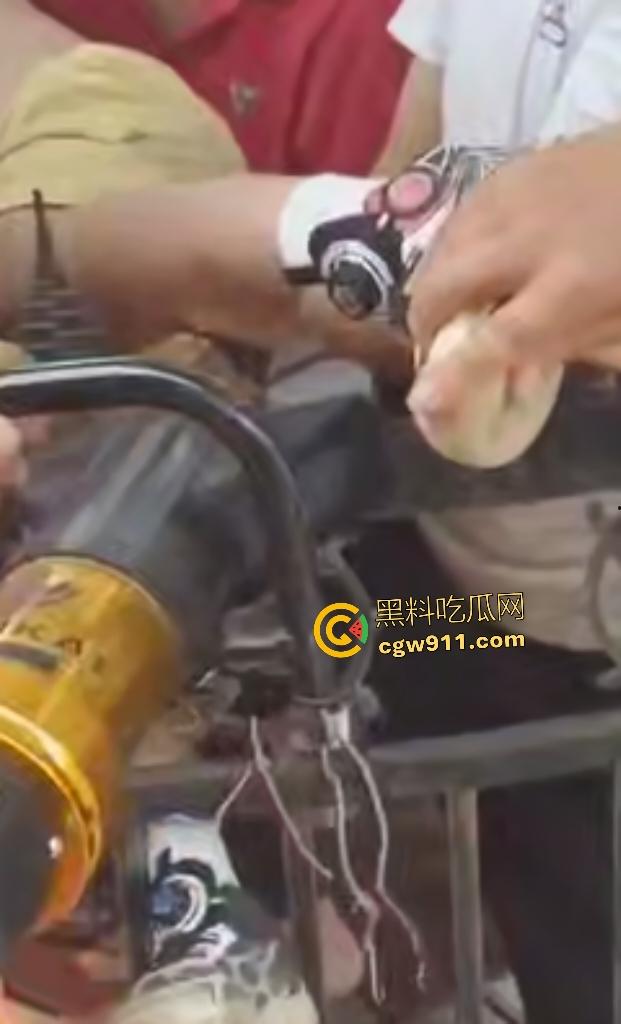 广西梧州小孩贪玩翻栏杆铁尖直穿小腿，血肉模糊挂半空，围观群众消防齐心救命，小孩一声不吭痛晕！-8