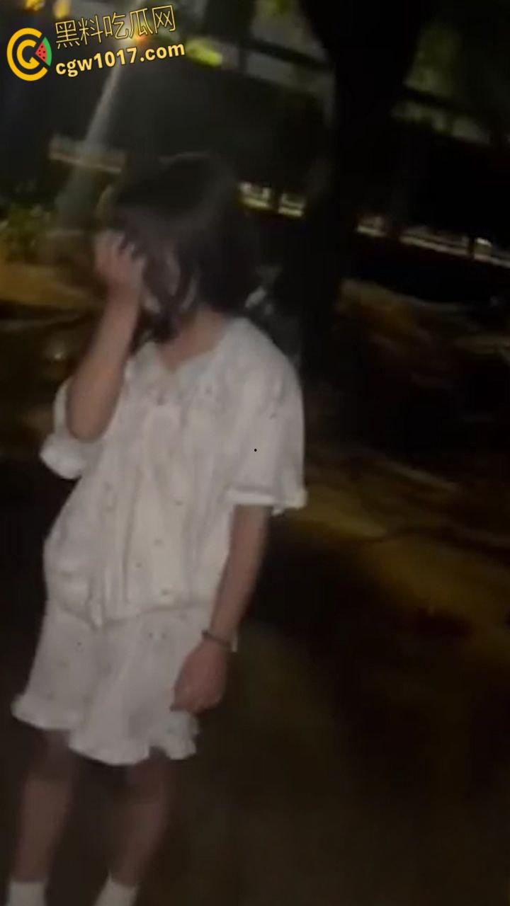 汕头潮南两英镇一学生妹被精神小妹，脱衣霸凌狂扇巴掌后，想不开跳河，死都不怕却不敢反击，太可悲！-8