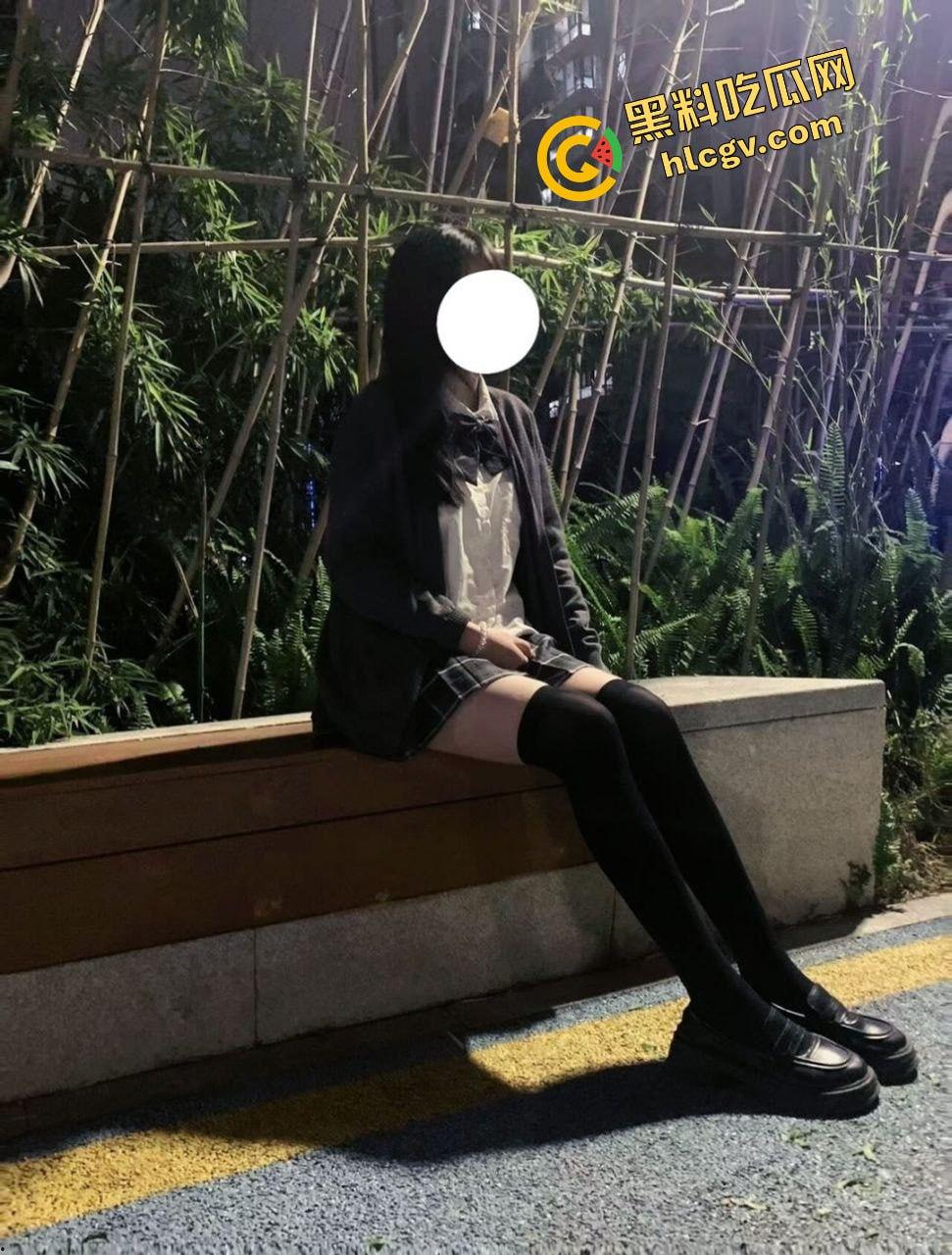 广西玉林财经学校高三骚货『王亚芳』粉嫩骚穴 极致反差 与社会人玩3P 惨遭同学曝光！独家流出！-4