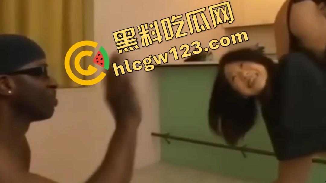 骨瘦如柴与黑大吊对决！平胸排骨精被黑鬼猛操，瘦到像竹竿，估计这比肥的还要紧吧！-8