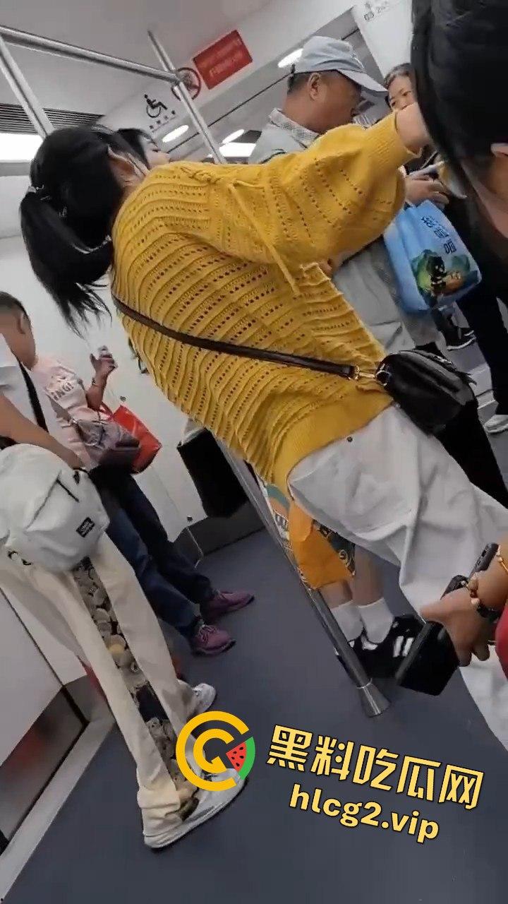 哈尔滨地铁惊现大叔偷拍翻车事件！被抓现行场面尴尬-4
