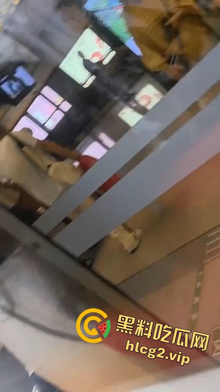 哈尔滨地铁惊现大叔偷拍翻车事件！被抓现行场面尴尬-9