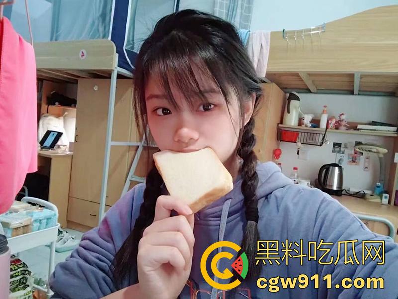 广东女子学院母狗【许芮瑜】，认主后交男朋友，只为完成主人任务，背着男友当肉便器，曾一边挨操一边跟男友聊天！-2