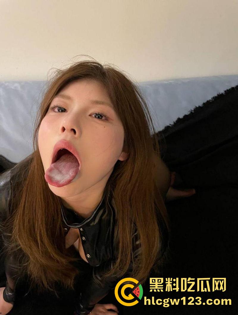 推特顶级女神【oOooo】，巨乳骚逼小母狗，巨乳肥臀修长美腿，顶级嫩模私拍曝光-1