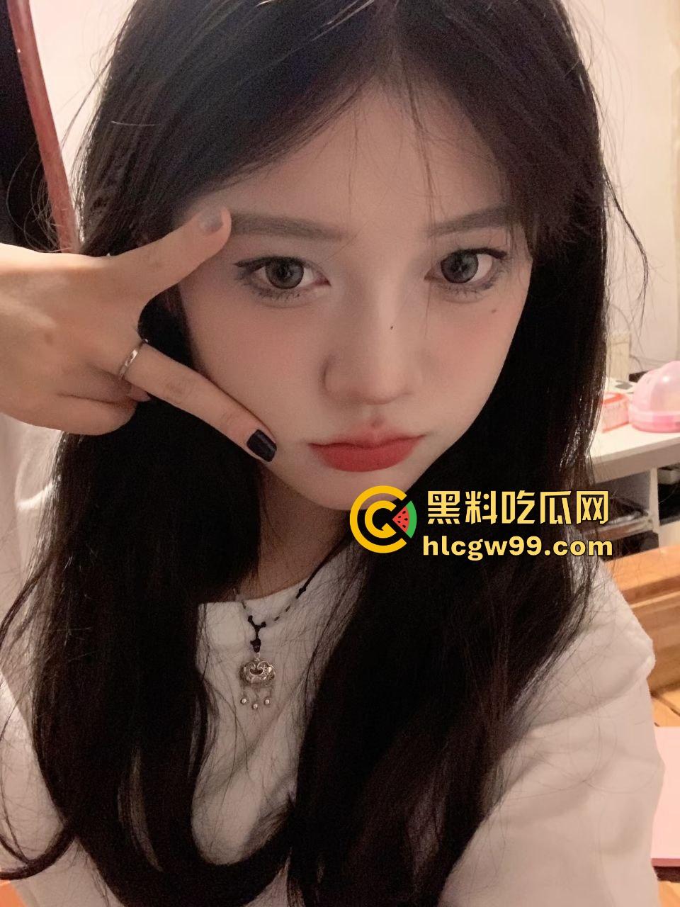 乌鲁木齐职业大学饥渴情侣，下课之余顾不及酒店开房，跑到男友宿舍当着室友面盖被做爱！惨遭偷拍独家流出-5