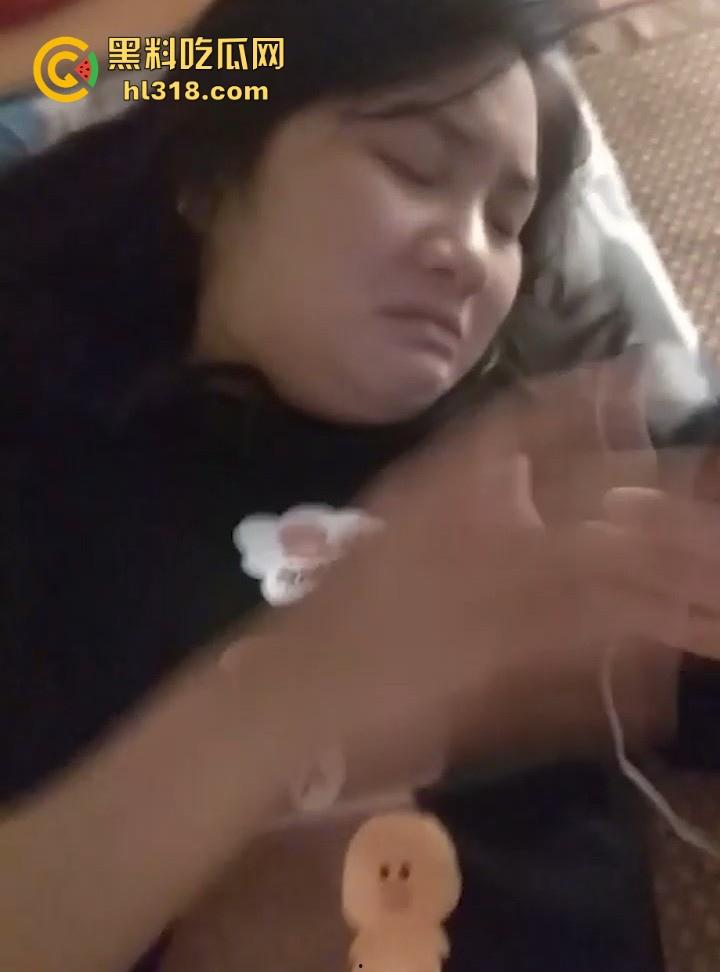 广州打工妹大奶肥臀性感诱惑！极品微胖淫娃尽显尤物本色，出租房上演性交大战，玩着手机也不忘狂插！-3