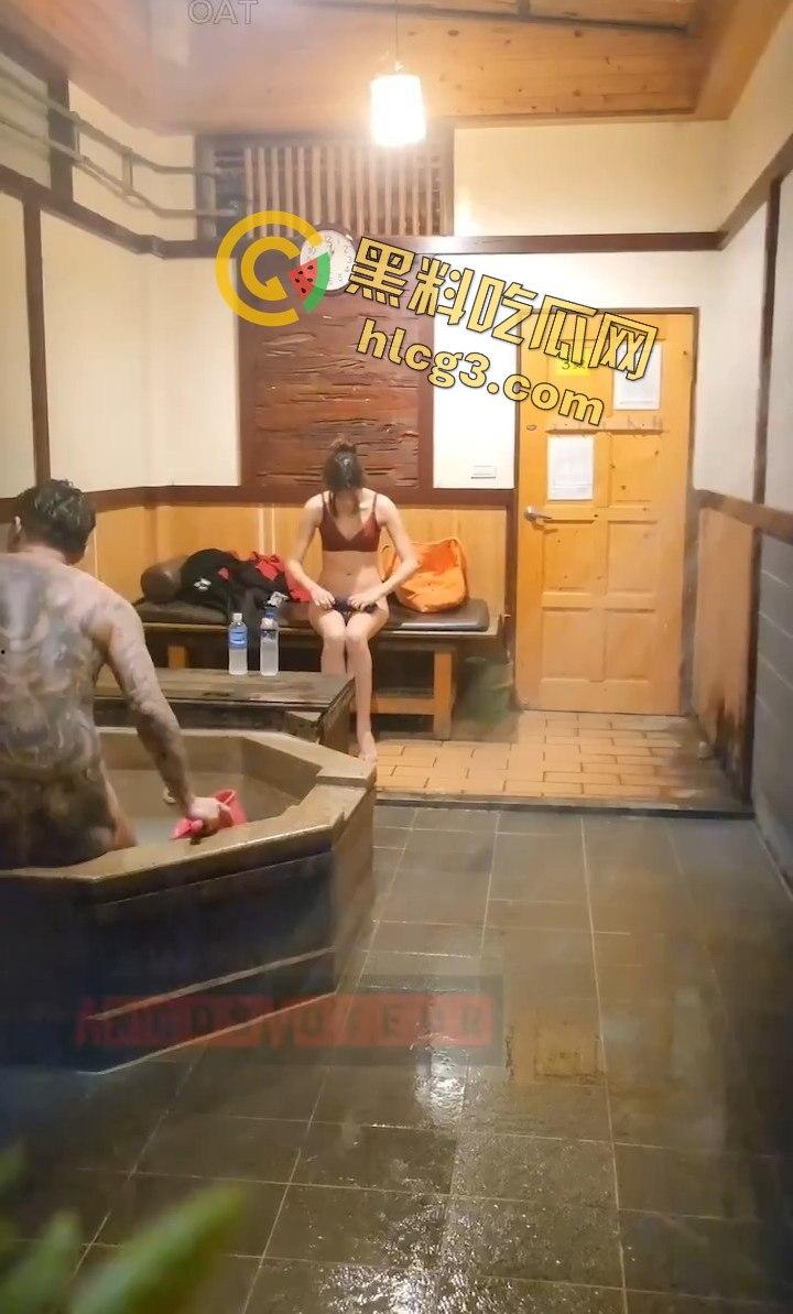 台湾私人温泉旅馆大尺度泄密！情侣洗澡疯狂打炮，俩大奶少妇在一旁调情摸奶！-3