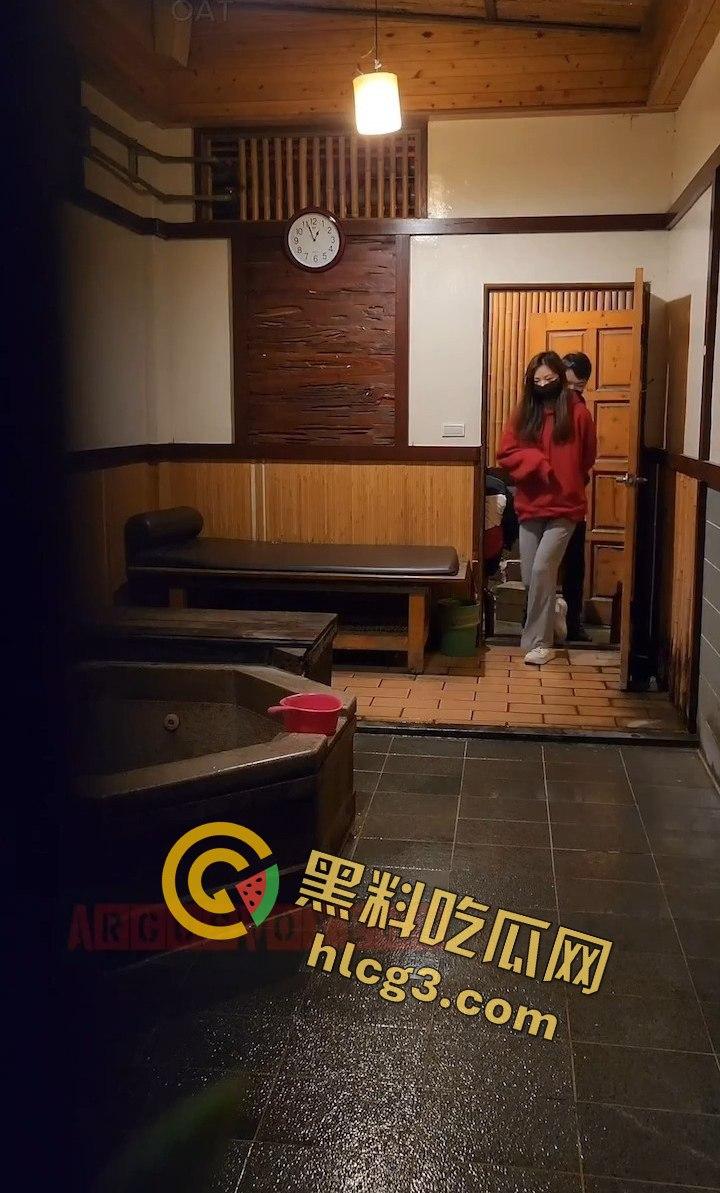 台湾私人温泉旅馆大尺度泄密！情侣洗澡疯狂打炮，俩大奶少妇在一旁调情摸奶！-6