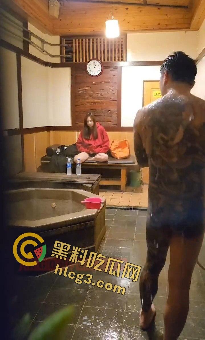 台湾私人温泉旅馆大尺度泄密！情侣洗澡疯狂打炮，俩大奶少妇在一旁调情摸奶！-9