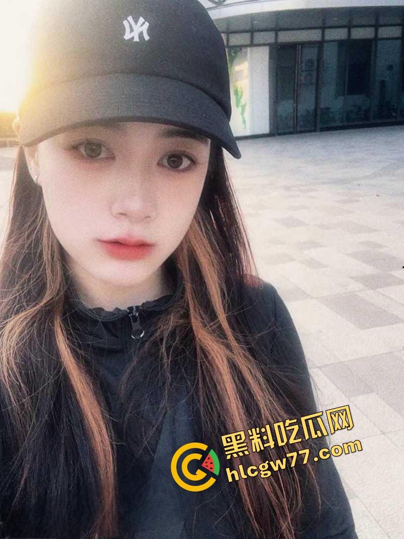 重庆财经学院反差母狗曝光，新疆小骚逼『夏兹热丽』破处后被疯狂口爆颜射，还舔精自拍骚得逆天！-5