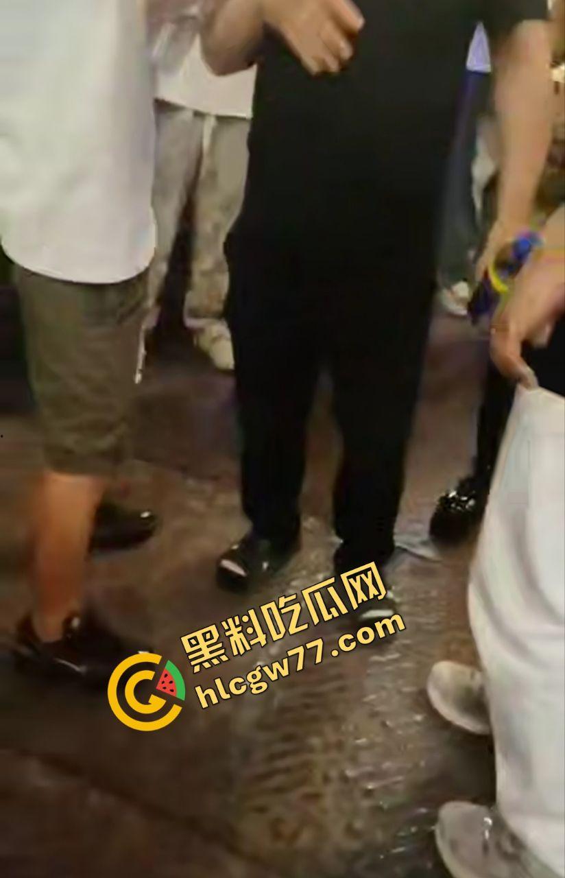 武汉街头“猥琐爷爷”偷拍少女！七旬老汉变态狂拍，嚣张叫嚣“本地人怕啥”，肖像权被踩脚下！-3