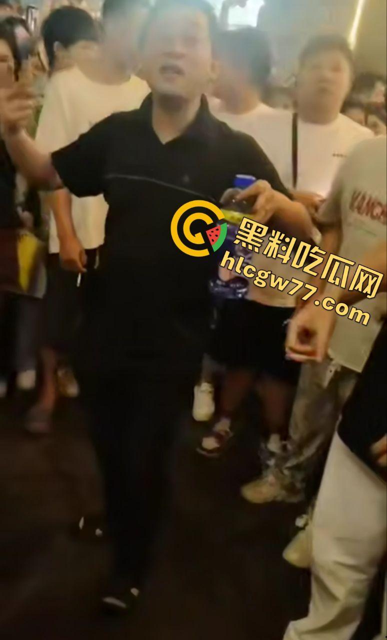 武汉街头“猥琐爷爷”偷拍少女！七旬老汉变态狂拍，嚣张叫嚣“本地人怕啥”，肖像权被踩脚下！-5