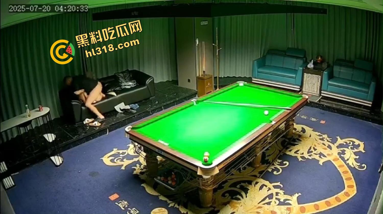 抖音热瓜江苏宿迁台球厅500元嫖到美女助教，包厢沙发扛着腿就是猛突，油腻大叔干到鸡巴发软！-8