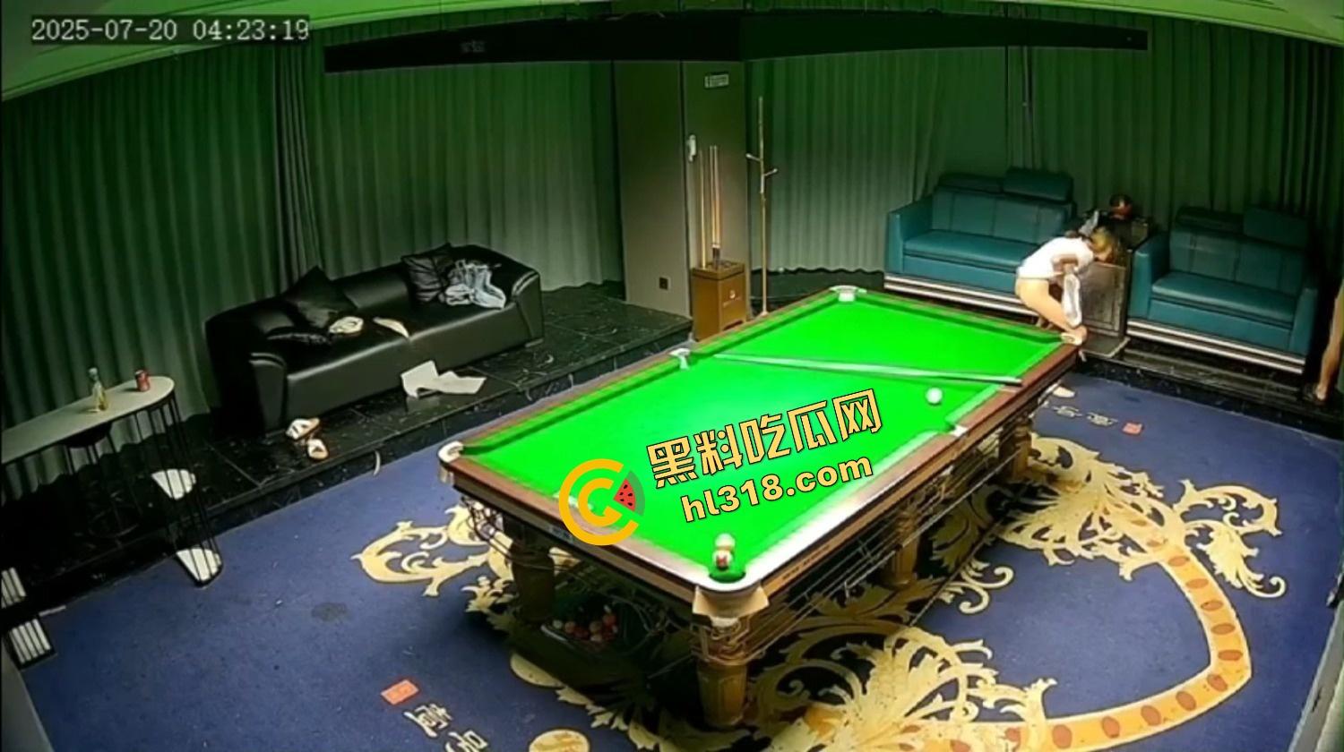 抖音热瓜江苏宿迁台球厅500元嫖到美女助教，包厢沙发扛着腿就是猛突，油腻大叔干到鸡巴发软！-11