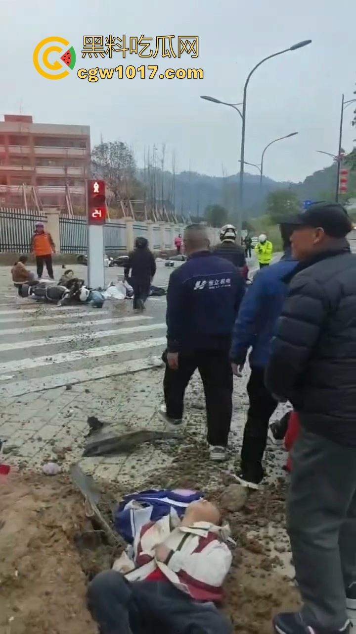 湖北十堰重庆路十几个学生被撞，学生在人行道上直接撞上来，现场伤亡惨重，又来个报复社会的，戾气真重！-7