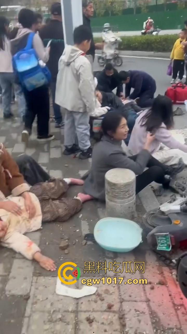 湖北十堰重庆路十几个学生被撞，学生在人行道上直接撞上来，现场伤亡惨重，又来个报复社会的，戾气真重！-9