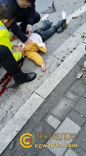 湖北十堰重庆路十几个学生被撞，学生在人行道上直接撞上来，现场伤亡惨重，又来个报复社会的，戾气真重！-10