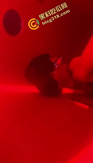 酒吧男厕野战偷拍流出，音乐声都盖不住骚货浪叫，男的一边拍一边干，门外敲门她越叫越浪！-8