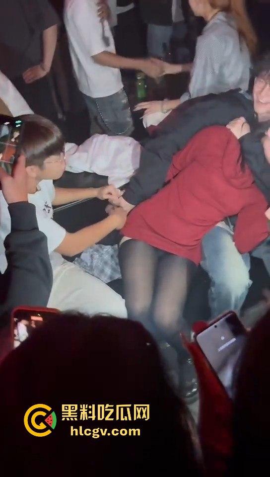 酒吧妹子撩得三舔狗争风吃醋！一人亲一口，舔狗们彻底上头，今夜谁能抱得美人归？-5