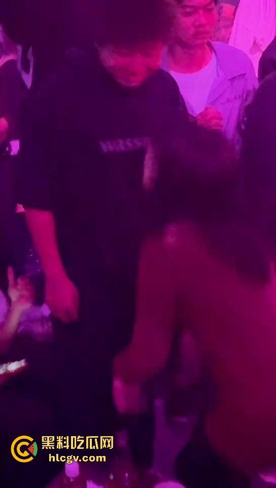 酒吧妹子撩得三舔狗争风吃醋！一人亲一口，舔狗们彻底上头，今夜谁能抱得美人归？-9