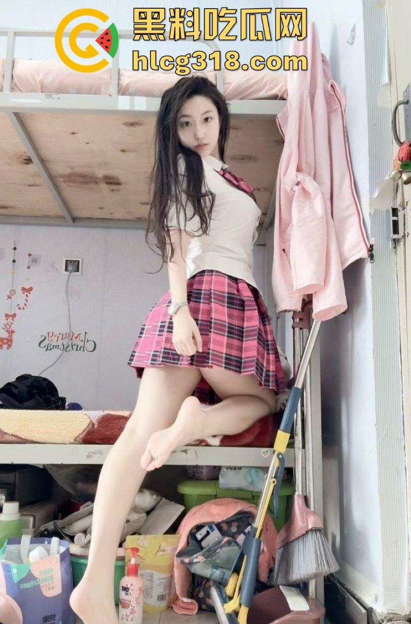 高颜值福利姬【小佳甜心】裸足擦边福利，纤美玉足撩人，散发淫荡气息，每一帧都勾人无比。-2