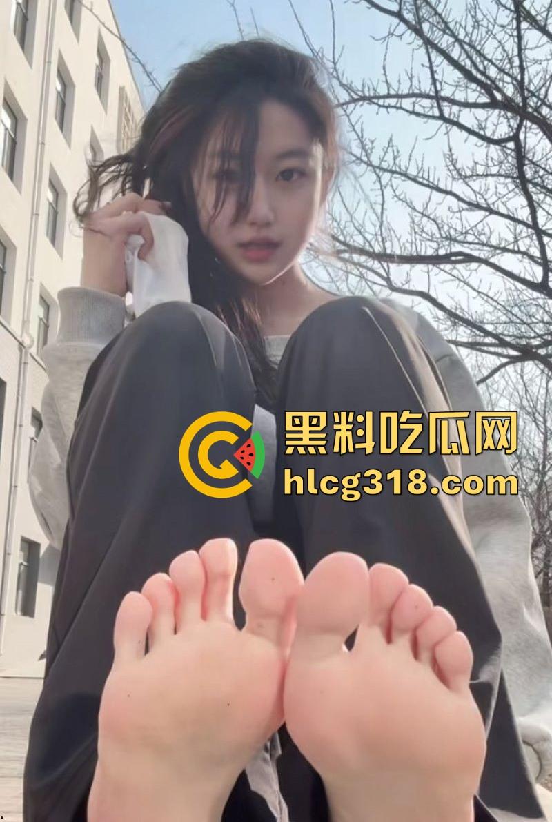 高颜值福利姬【小佳甜心】裸足擦边福利，纤美玉足撩人，散发淫荡气息，每一帧都勾人无比。-8