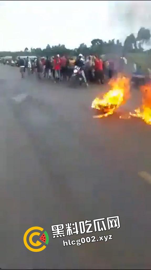 尼哥就是狠!南非尼哥虐待小孩 被抓到后活活烧死 惨不忍睹-4