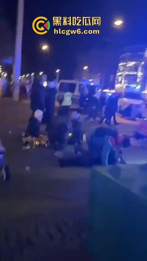 德国马格德堡发生车祸，一辆宝马车直撞向人群，疑似恐怖袭击！！-6