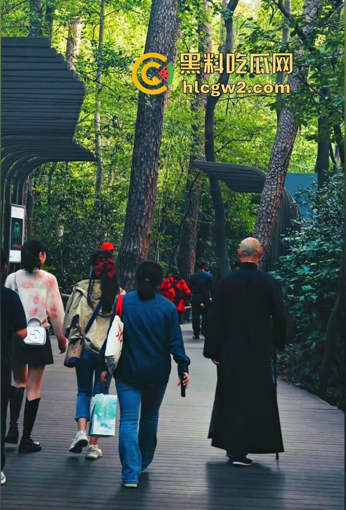 『蒋中正』复活在南京中山陵？男子COS得煞有其事，警察一来扭头就跑，黄埔精神呢？-7