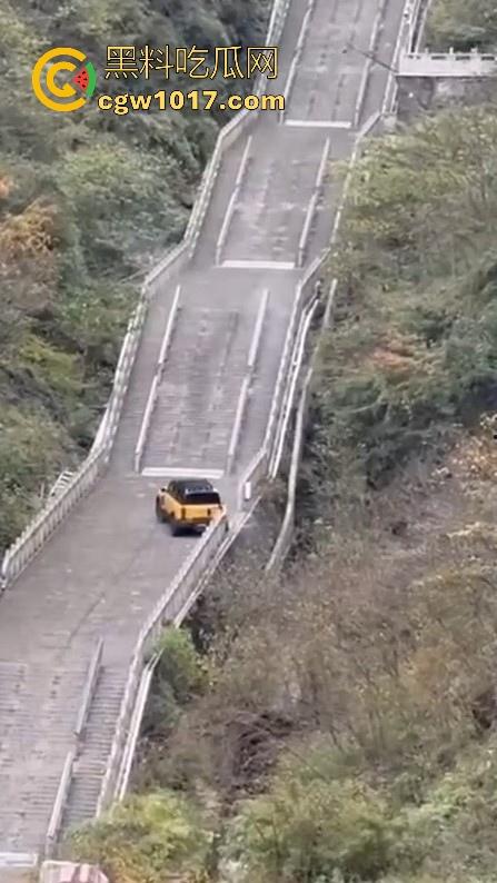 奇瑞风云X3L挑战天门山台阶失败，想复刻路虎冲击天门山营销，结果还是被揽胜吊打，真正的揽胜车主都不会多看一眼！-6