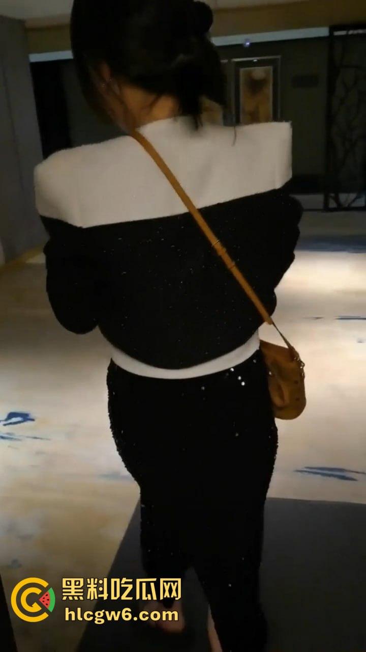 佛山端庄少妇『赵梅』跳蛋塞逼里还喊乖，撒尿洗礼跪舔伺候主人，COS蜘蛛侠爬地吃鸡巴，这年头少妇也爱被调教！-3