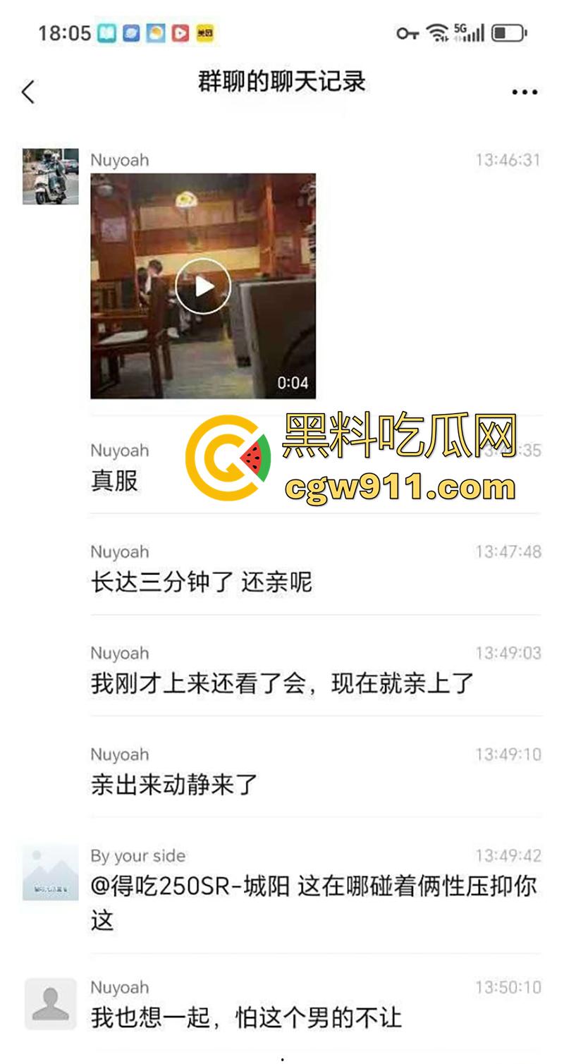 瓜友偷拍一对情侣，在店内大庭广众下亲密互动，被网友戏称为中指自带定位，这屁股是真的又圆又翘啊！-2