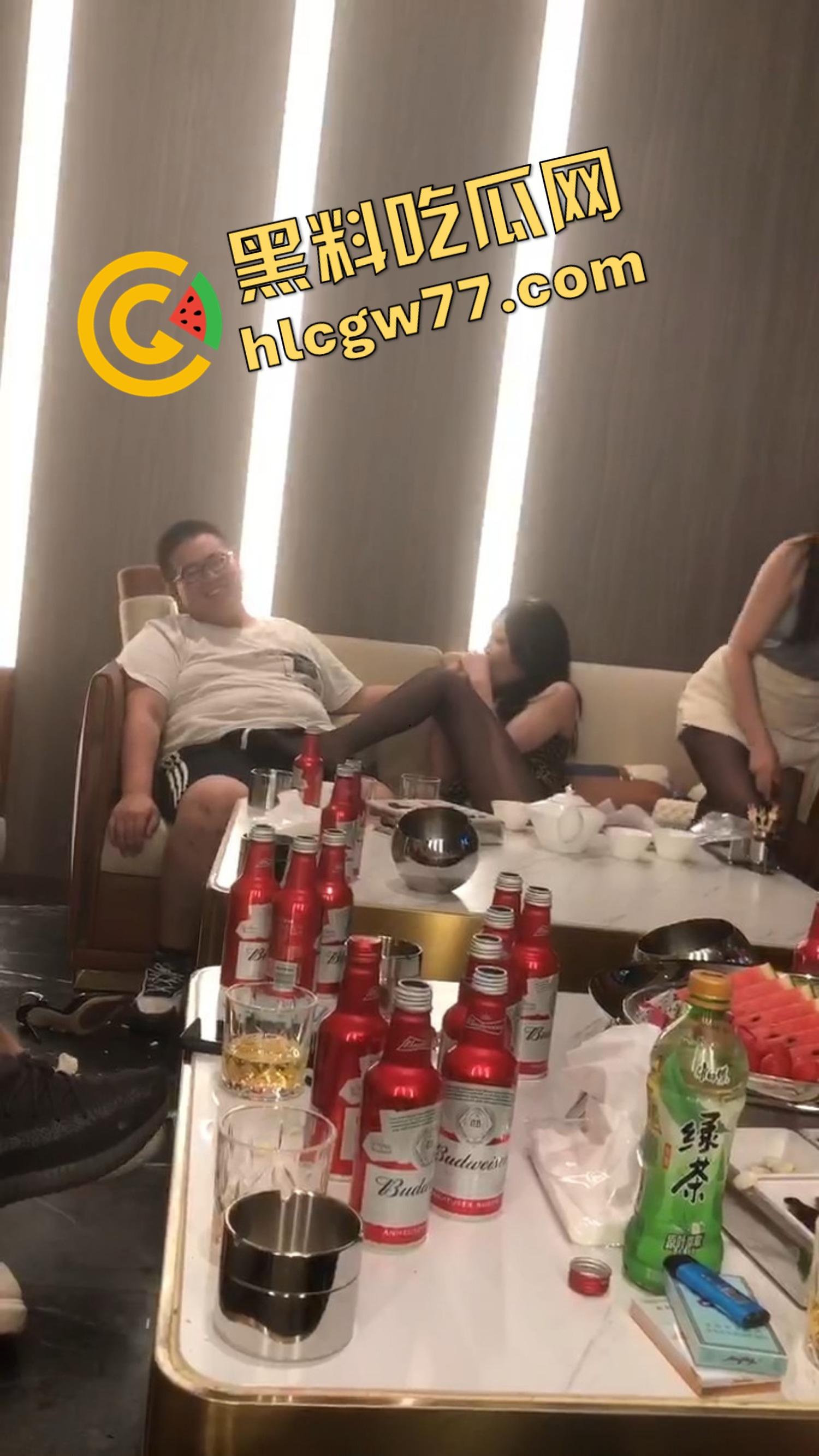 今夜无事勾栏听曲，结果真看见窝瓜骚鸡撕丝袜撕到癫，百威一口干今日不操鸡，枉为聚会人！-4