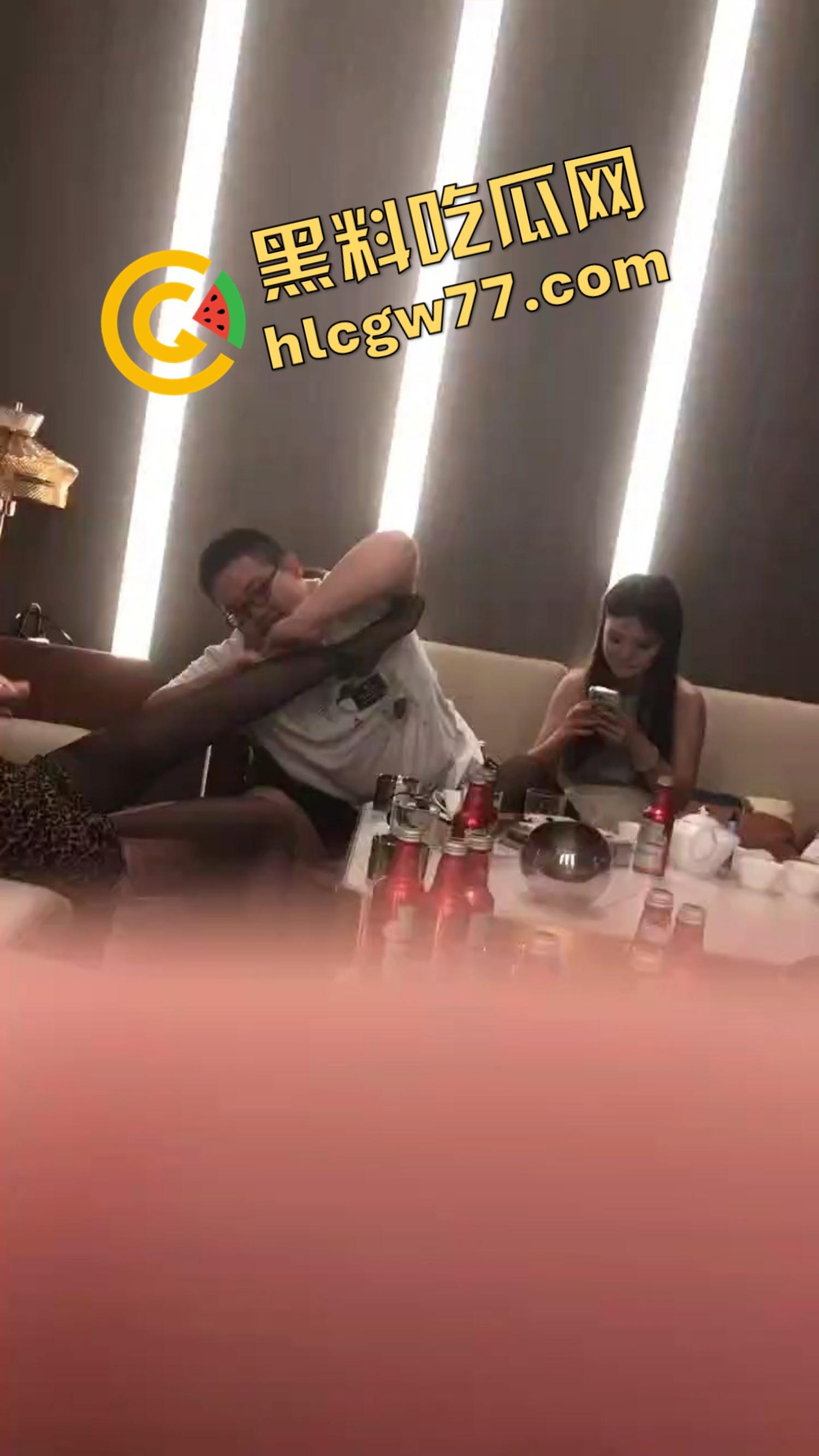 今夜无事勾栏听曲，结果真看见窝瓜骚鸡撕丝袜撕到癫，百威一口干今日不操鸡，枉为聚会人！-6