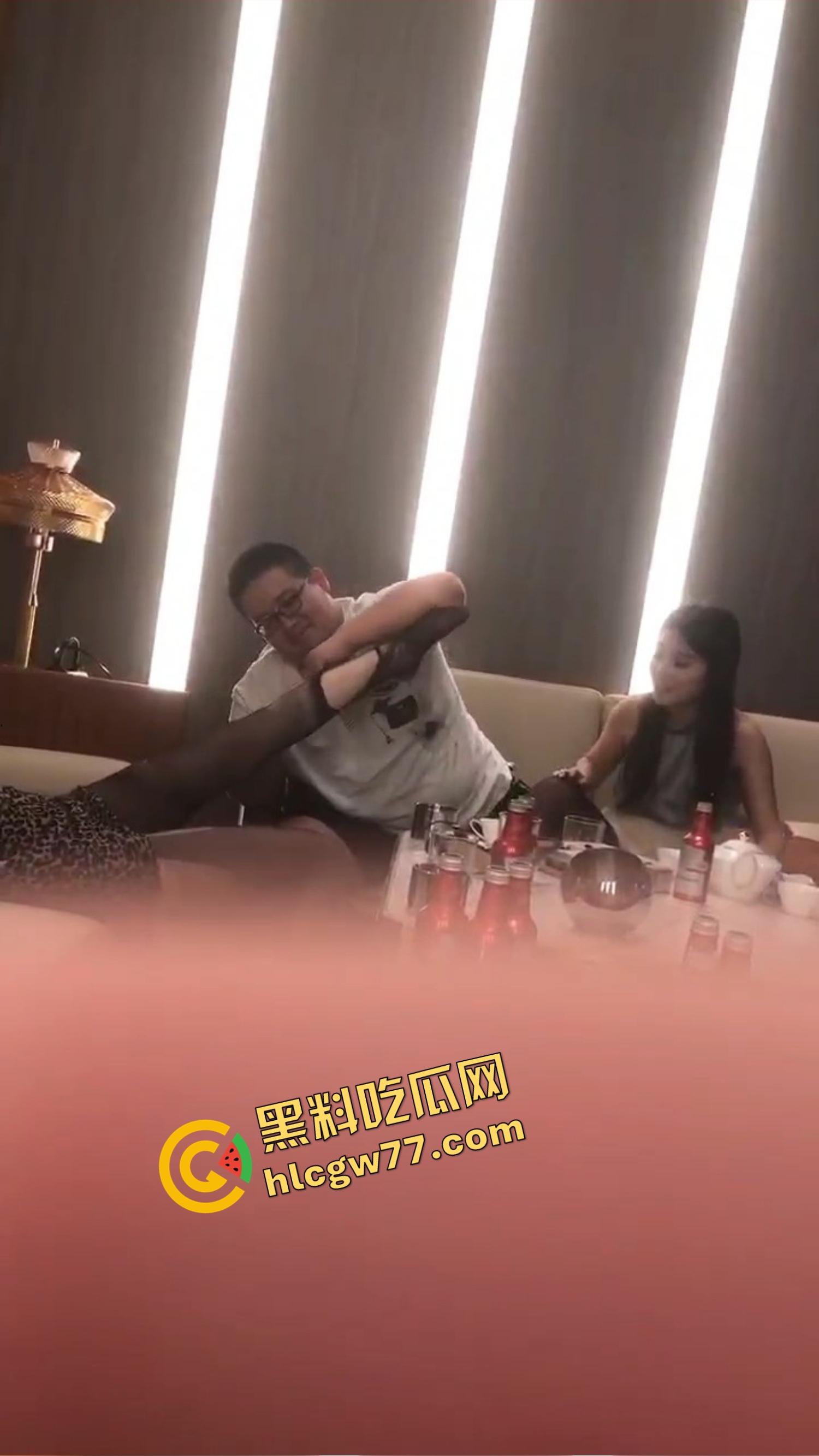 今夜无事勾栏听曲，结果真看见窝瓜骚鸡撕丝袜撕到癫，百威一口干今日不操鸡，枉为聚会人！-7