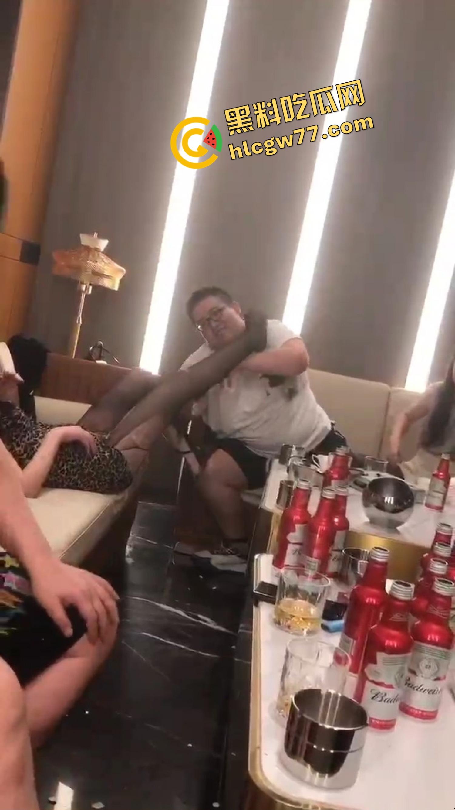 今夜无事勾栏听曲，结果真看见窝瓜骚鸡撕丝袜撕到癫，百威一口干今日不操鸡，枉为聚会人！-10