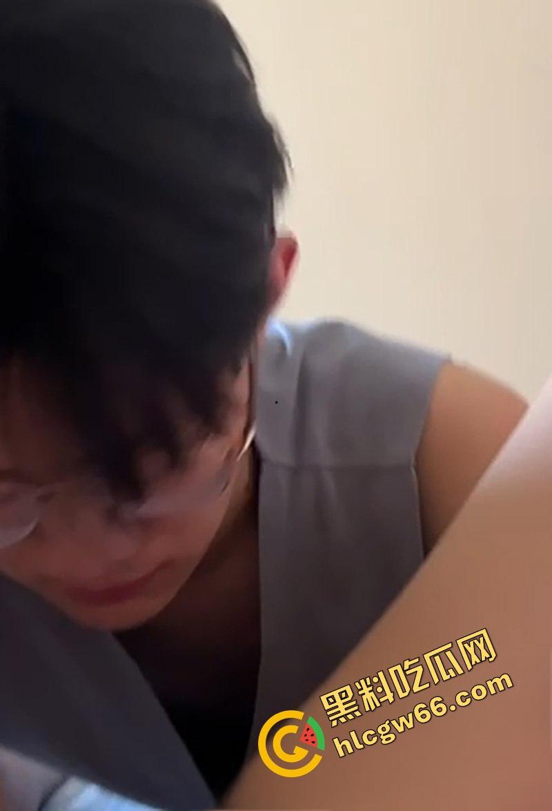 表面人畜无害，广西大眼萌妹『陈曦』被渣男操完偷拍，舔穴特写后入爆干全都怼脸拍，骚笑淫叫成寝室BGM！-7