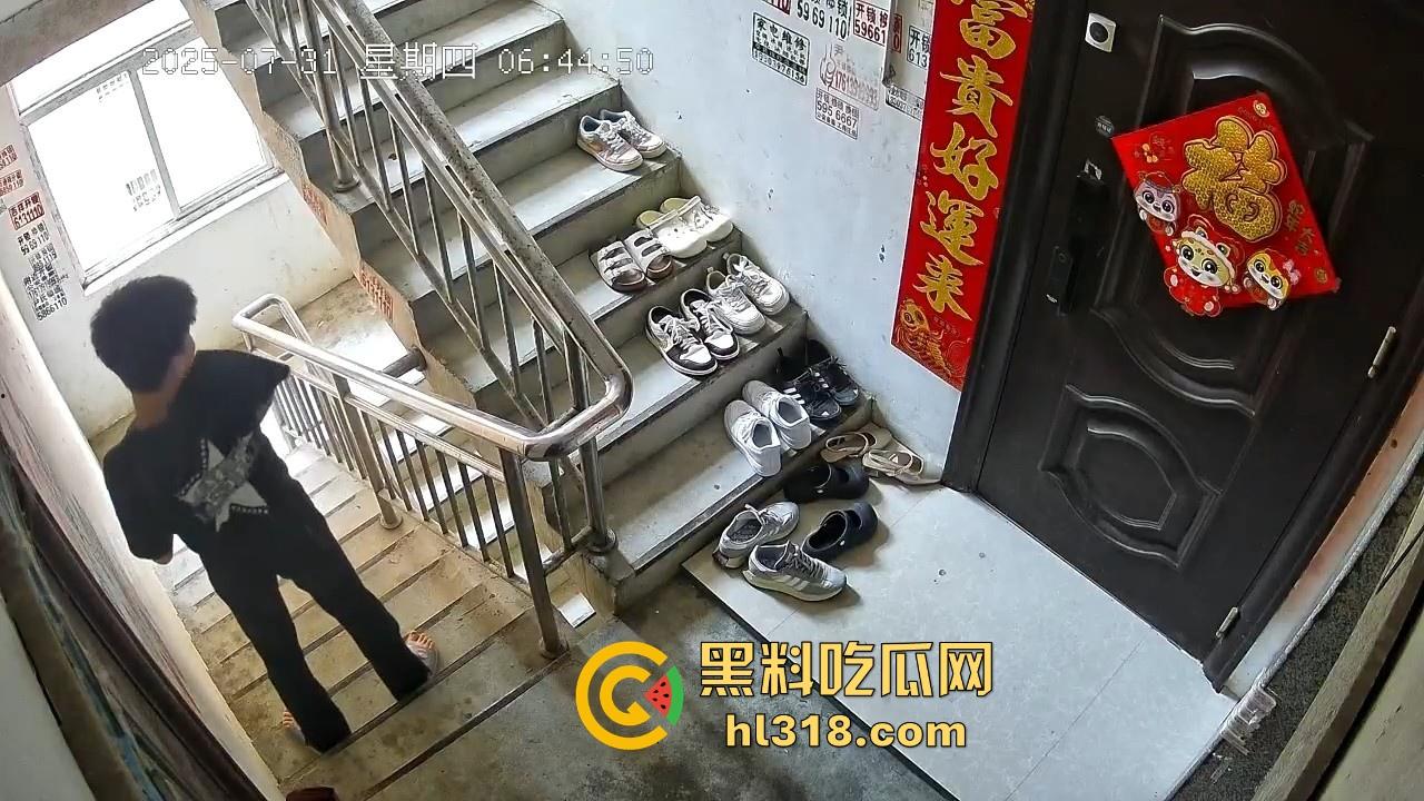 河南信阳人才聚集地吗？精神小伙居在别人家门前撸了一发 ？期间还尝了两口，还自产自销是吧！-2