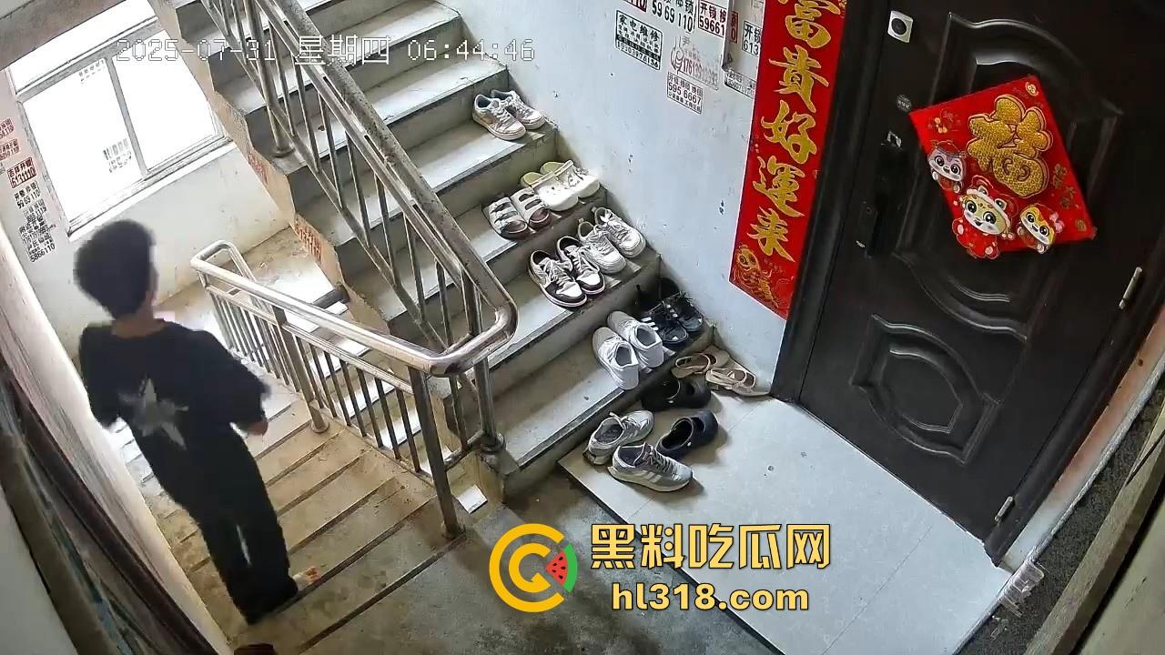 河南信阳人才聚集地吗？精神小伙居在别人家门前撸了一发 ？期间还尝了两口，还自产自销是吧！-4