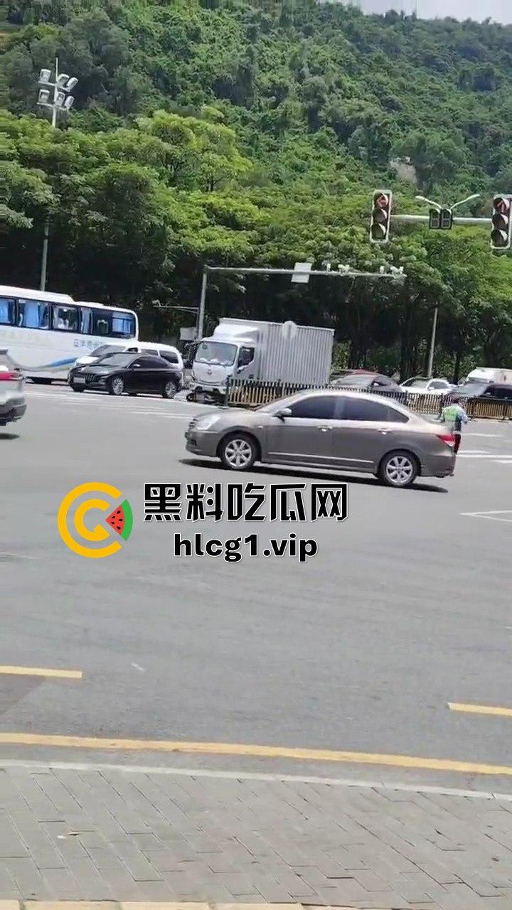 8月21日海南三亚春光路口车祸，两女惨被撞倒在地-5