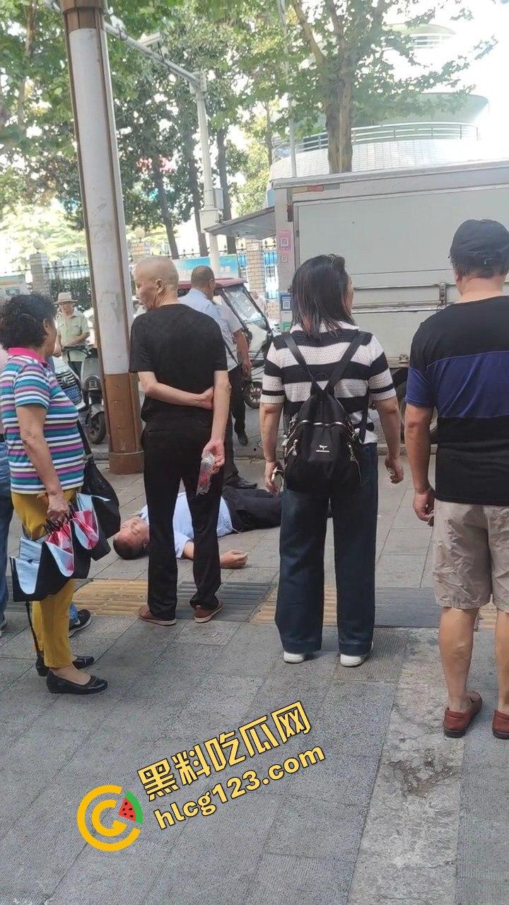 武汉超雄城管上演碰瓷大戏!大爷还没躺下他先躺,直接倒地喊头疼,懵逼大爷无路可走!-2