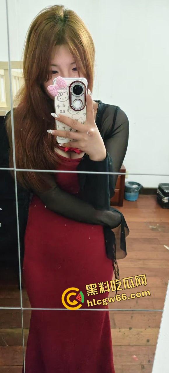 河南大学生开房玩疯了，当着沸羊羊的面桌子上无套开肏，兄弟轮着推屁股，这逼简直成了公共资源！-1