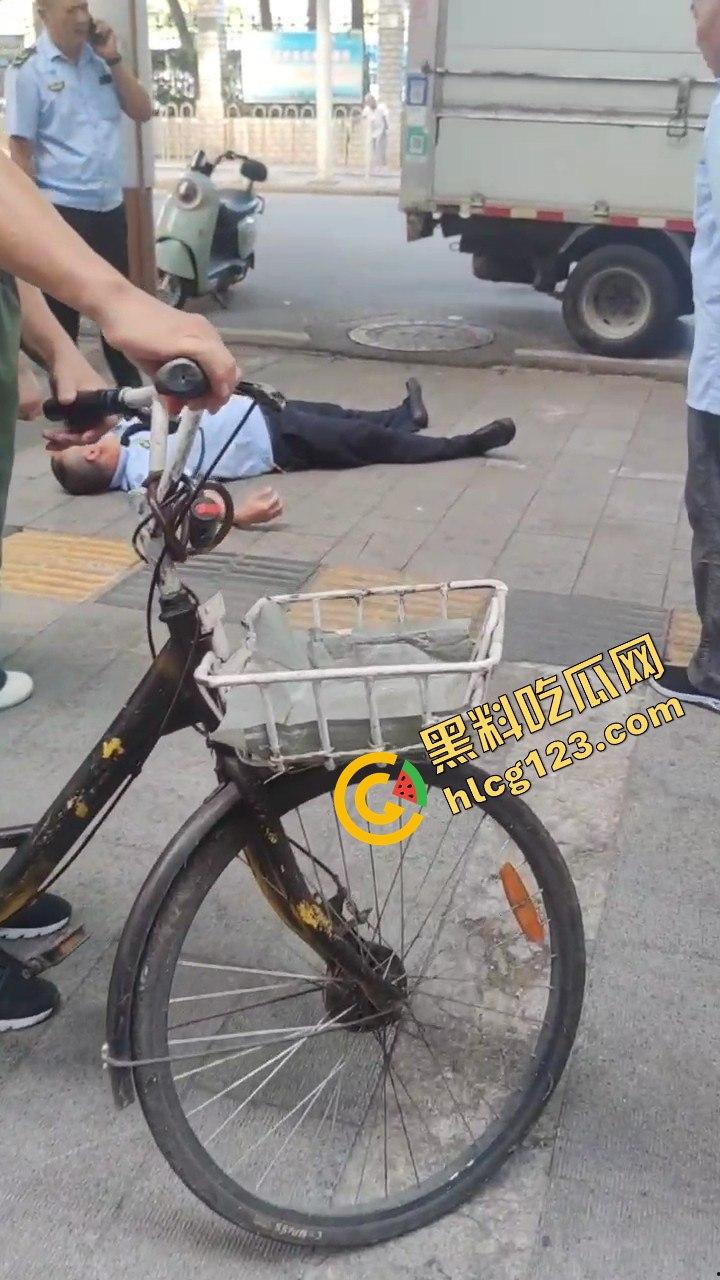 武汉超雄城管上演碰瓷大戏!大爷还没躺下他先躺,直接倒地喊头疼,懵逼大爷无路可走!-4
