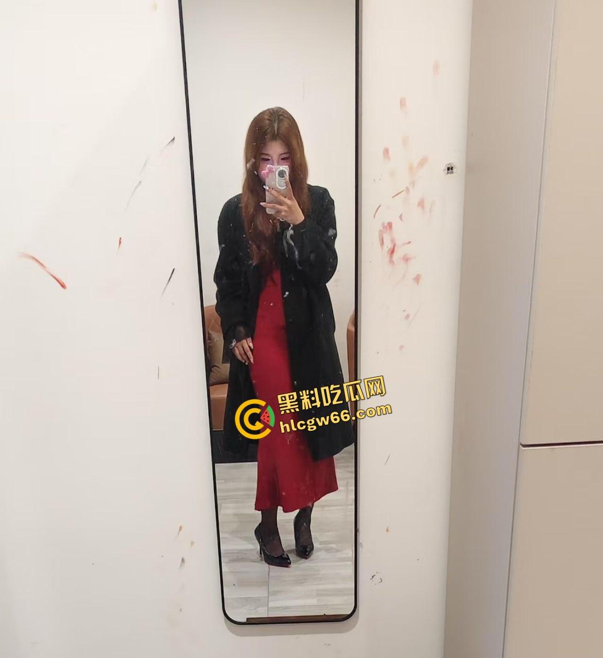 河南大学生开房玩疯了，当着沸羊羊的面桌子上无套开肏，兄弟轮着推屁股，这逼简直成了公共资源！-4